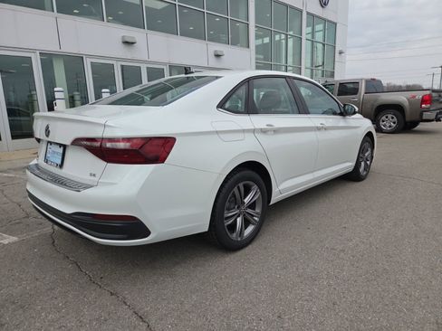 Certified 2022 Volkswagen Jetta SE image 7