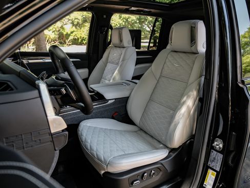 Used 2026 Cadillac Escalade ESV V w/ LPO, ONYX Package AWD/4WD image 39