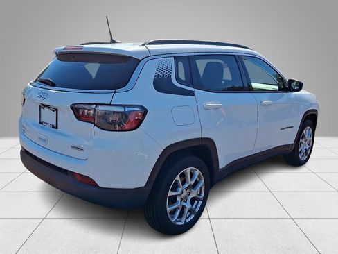 Used 2022 Jeep Compass Latitude w/ Sun and Sound Group AWD/4WD image 5