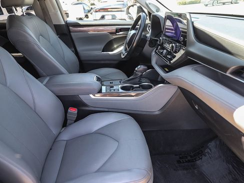 Used 2023 Toyota Highlander Limited FWD image 16