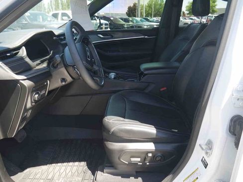 Certified 2022 Jeep Grand Cherokee Overland w/ MOPAR Finishing Package AWD/4WD image 26