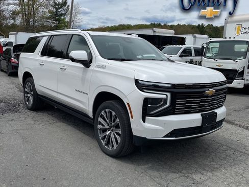 Used 2025 Chevrolet Suburban High Country AWD/4WD image 1