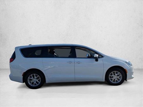 Used 2022 Chrysler Voyager LX image 4