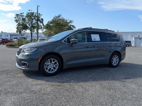 Used 2022 Chrysler Pacifica Touring-L image 7