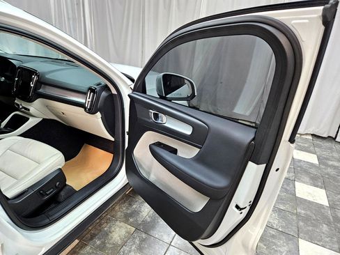 Used 2022 Volvo XC40 T5 Momentum image 10