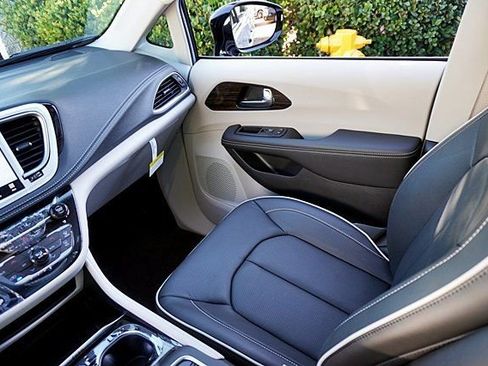 New 2023 Chrysler Pacifica Limited image 30