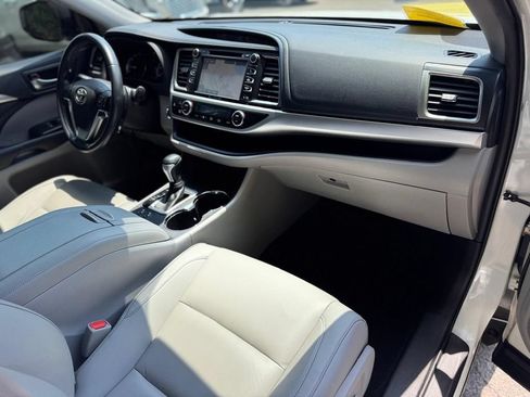 Used 2019 Toyota Highlander XLE AWD/4WD image 27