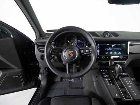 Certified 2025 Porsche Macan image 17