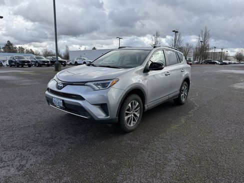 Used 2018 Toyota RAV4 LE image 3