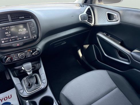 Used 2025 Kia Soul LX w/ LX Technology Package FWD image 14