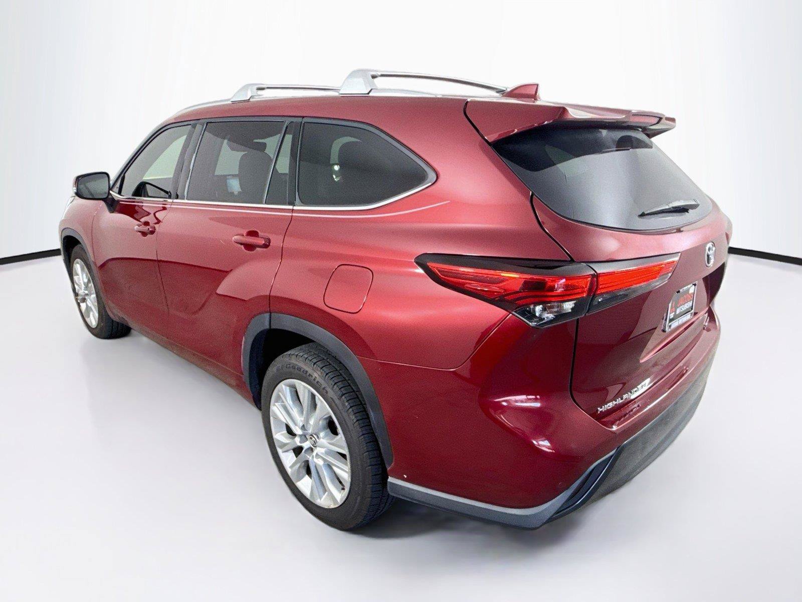 Used 2020 Toyota Highlander Limited FWD image 3
