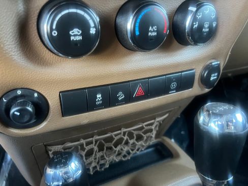 Used 2011 Jeep Wrangler Rubicon w/ PWR Convenience Group image 25