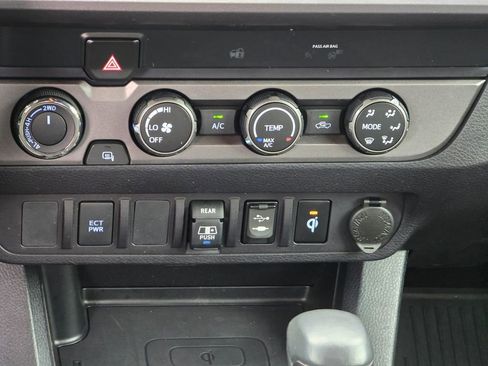 Used 2019 Toyota Tacoma TRD Sport AWD/4WD image 34