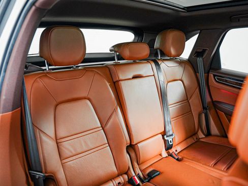Certified 2023 Porsche Cayenne w/ Premium Package AWD/4WD image 6