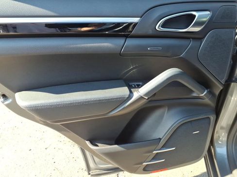 Used 2014 Porsche Cayenne S image 18