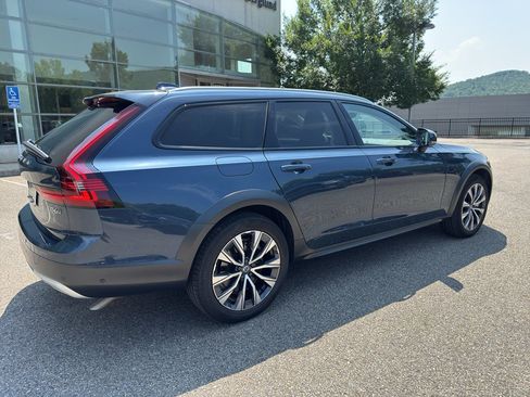 Certified 2025 Volvo V90 B6 Cross Country Plus AWD/4WD image 11
