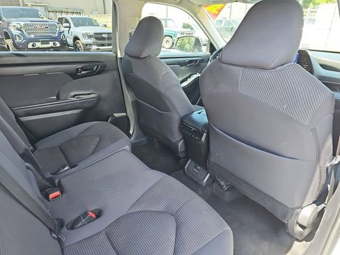 Used 2024 Toyota Highlander LE FWD image 11