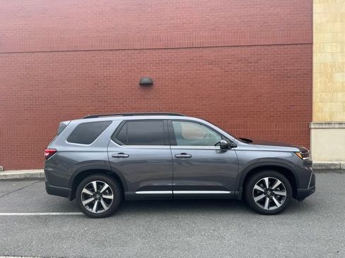 Used 2025 Honda Pilot Touring image 2