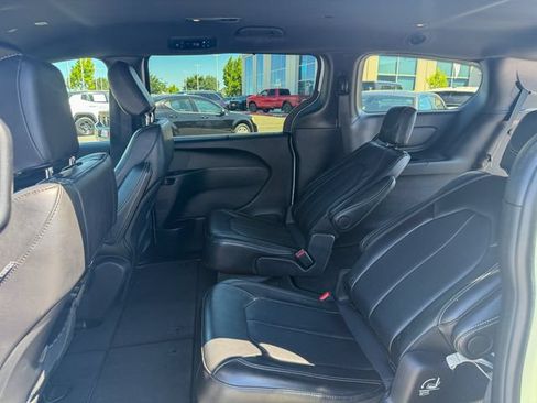 Used 2025 Chrysler Pacifica Select FWD image 23