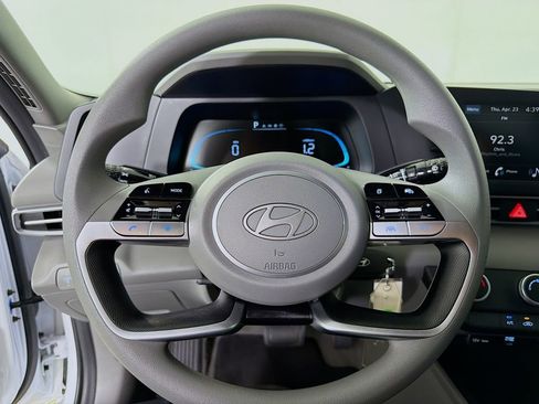Used 2025 Hyundai Elantra SE FWD image 13