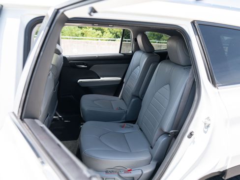 Used 2021 Toyota Highlander XLE AWD/4WD image 21