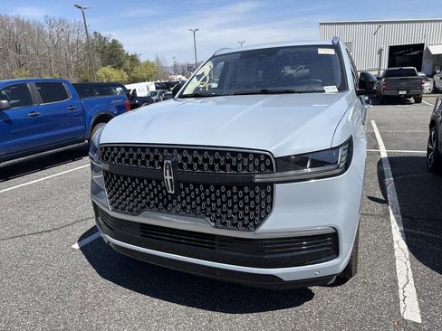 Used 2025 Lincoln Navigator Reserve image 5