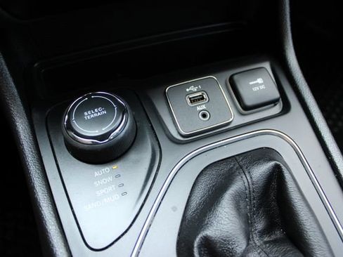 Used 2019 Jeep Cherokee Latitude Plus w/ Cold Weather Group AWD/4WD image 25