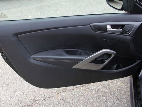 Used 2017 Hyundai Veloster Turbo image 12