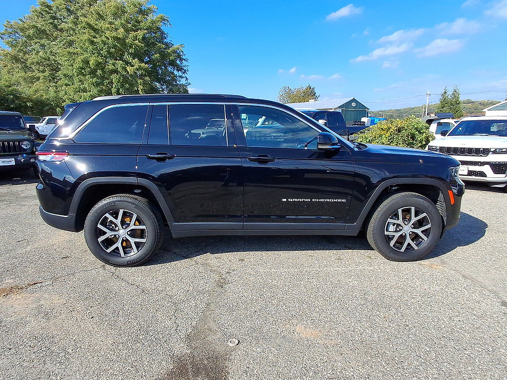 Certified 2025 Jeep Grand Cherokee Limited w/ Trailer Tow Package AWD/4WD image 32