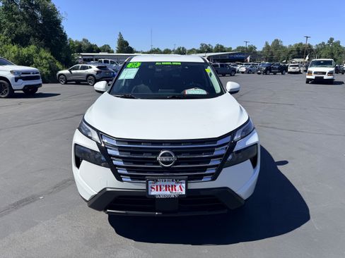 Used 2025 Nissan Rogue SV AWD/4WD image 3