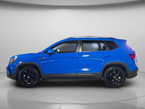 Certified 2022 Volkswagen Taos SE w/ Panoramic Sunroof Package image 3