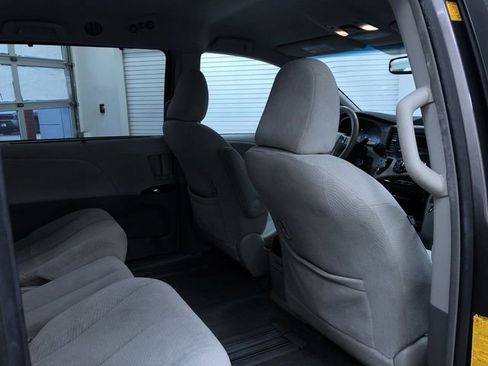 Used 2012 Toyota Sienna LE w/ Towing Pkg image 14