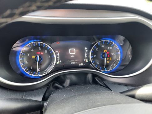 Used 2023 Chrysler Pacifica Touring-L FWD image 16