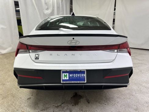 Used 2025 Hyundai Elantra Sport image 4