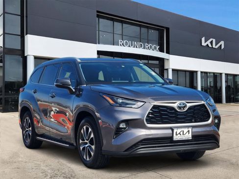 Used 2022 Toyota Highlander XLE image 3