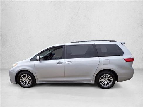 Used 2018 Toyota Sienna XLE image 2