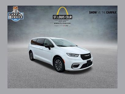 Used 2024 Chrysler Pacifica Select