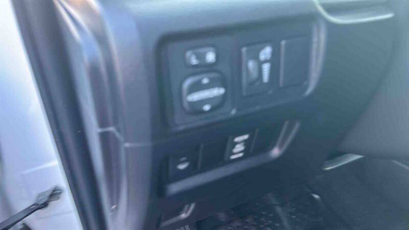 Used 2018 Toyota 4Runner SR5 AWD/4WD image 23