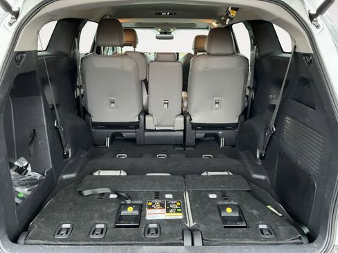 Used 2025 Toyota Sienna XLE image 28
