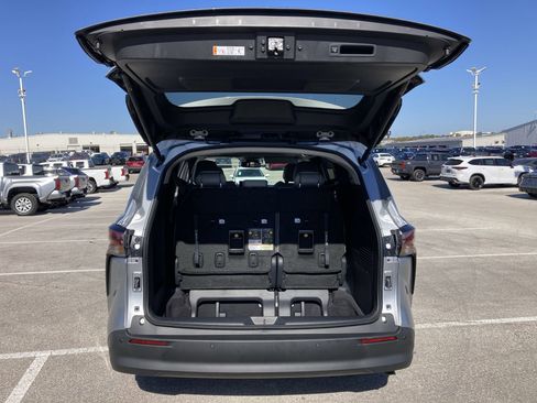 Certified 2025 Toyota Sienna XLE image 21