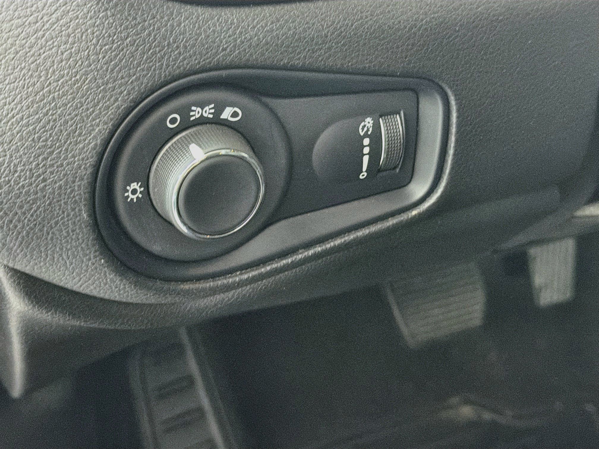 Used 2023 Jeep Renegade Latitude AWD/4WD image 17