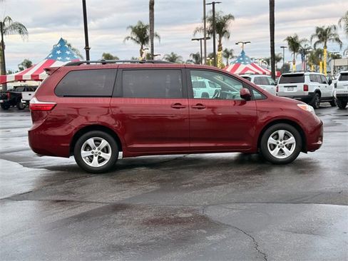 Used 2015 Toyota Sienna LE image 4