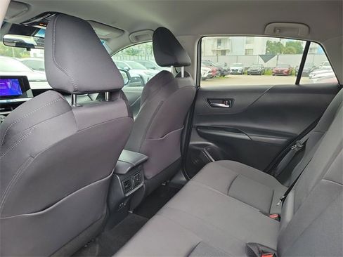 Used 2023 Toyota Venza LE image 5