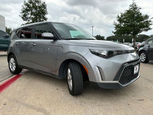 Used 2025 Kia Soul LX w/ LX Technology Package FWD image 4