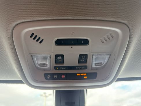Used 2018 Chevrolet Traverse Premier w/ Driver Confidence II Package FWD image 27