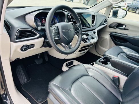 Used 2023 Chrysler Pacifica Touring-L FWD image 14