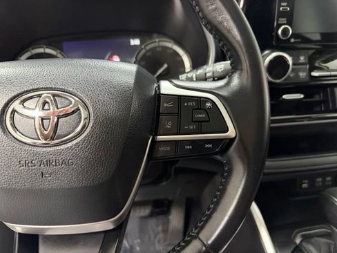 Used 2022 Toyota Highlander XLE AWD/4WD image 18