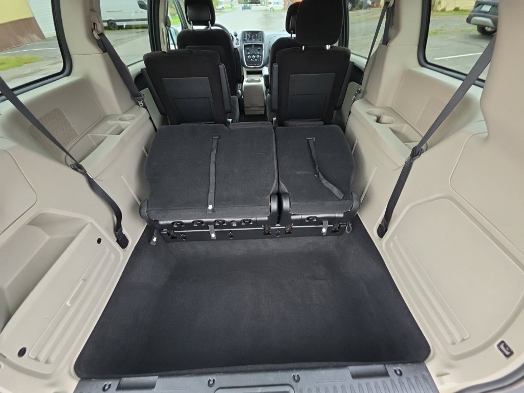 Used 2014 Dodge Grand Caravan SXT w/ Rear Park Assist Package FWD image 34