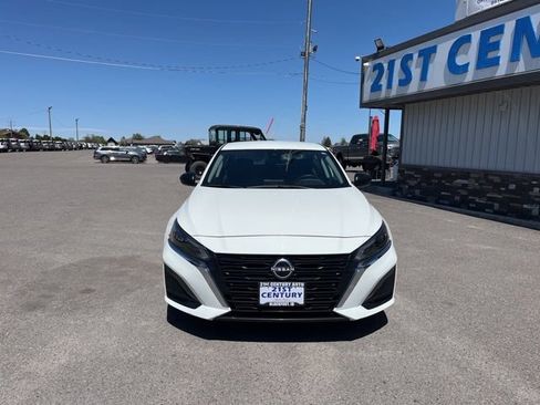 Used 2025 Nissan Altima 2.5 SV FWD image 2