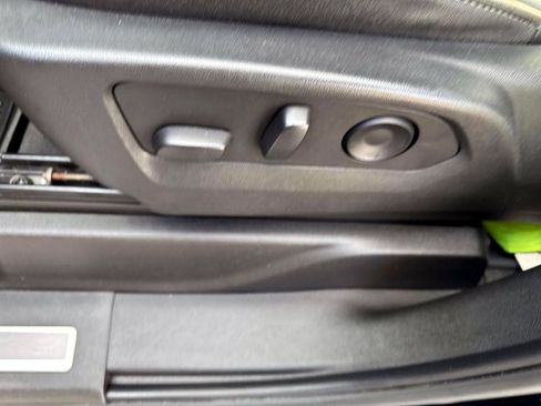 Used 2023 GMC Yukon SLT w/ SLT Luxury Package image 14